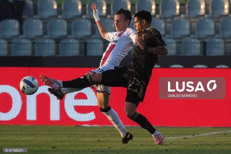 O jogador do Casa Pia, Prieto (D), disputa a bola com o jogador do Torreense, Javi Vazquez, durante o jogo do Play-off de acesso à I Liga de futebol, disputado no Estádio Municipal de Rio Maior, 28 de maio de 2026. CARLOS BARROSO/LUSA