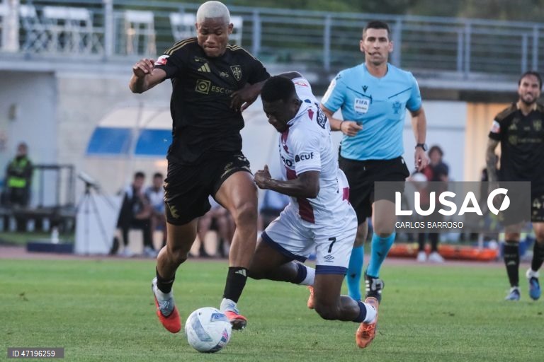 O jogador do Casa Pia, Khaly (E), disputa a bola com o jogador do Torreense, Dany Jean, durante o jogo do Play-off de acesso à I Liga de futebol, disputado no Estádio Municipal de Rio Maior, 28 de maio de 2026. CARLOS BARROSO/LUSA
