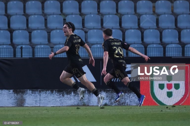 O jogador do Casa Pia, Gaizka Larrazabal (E), festeja após marcar um golo contra o Torreense durante o jogo do Play-off de acesso à I Liga de futebol, disputado no Estádio Municipal de Rio Maior, 28 de maio de 2026. CARLOS BARROSO/LUSA