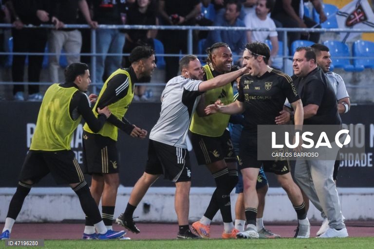 O jogador do Casa Pia, Gaizka Larrazabal (3-D), festeja após marcar um golo contra o Torreense durante o jogo do Play-off de acesso à I Liga de futebol, disputado no Estádio Municipal de Rio Maior, 28 de maio de 2026. CARLOS BARROSO/LUSA