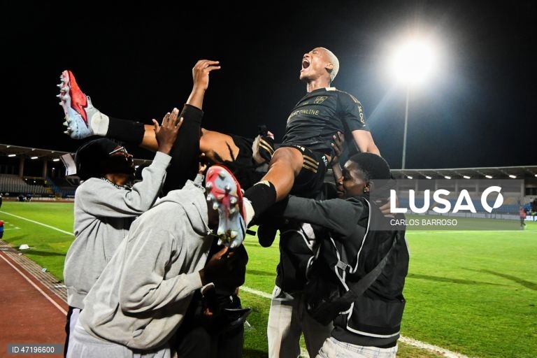 Os jogadores do Casa Pia festejam a permanência na I Liga de futebol após a vitória contra o Torreense no final do jogo do Play-off disputado no Estádio Municipal de Rio Maior, 28 de maio de 2026. CARLOS BARROSO/LUSA