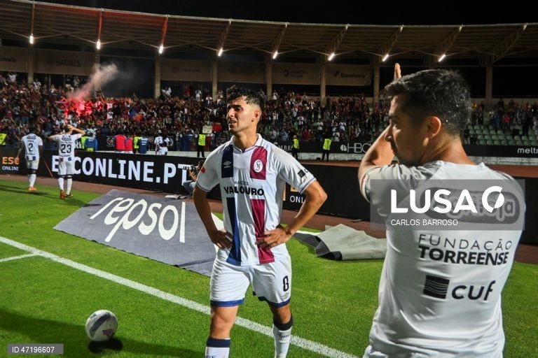 Jogadores do Torreense mostram o seu descontentamento após a vitória do Casa Pia no final do jogo do Play-off de acesso à I Liga de futebol, disputado no Estádio Municipal de Rio Maior, 28 de maio de 2026. CARLOS BARROSO/LUSA