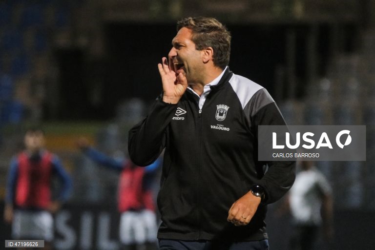 O treinador do Torreense, Luís Tralhão, durante o jogo do Play-off de acesso à I Liga de futebol contra o Casa Pia, disputado no Estádio Municipal de Rio Maior, 28 de maio de 2026. CARLOS BARROSO/LUSA