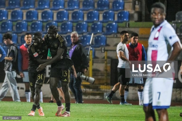 O jogador do Casa Pia, Ofori (E), festeja após marcar um golo contra o Torreense durante o jogo do Play-off de acesso à I Liga de futebol, disputado no Estádio Municipal de Rio Maior, 28 de maio de 2026. CARLOS BARROSO/LUSA