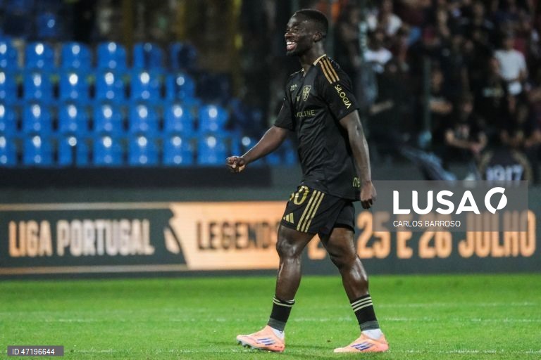 O jogador do Casa Pia, Ofori, festeja após marcar um golo contra o Torreense durante o jogo do Play-off de acesso à I Liga de futebol, disputado no Estádio Municipal de Rio Maior, 28 de maio de 2026. CARLOS BARROSO/LUSA