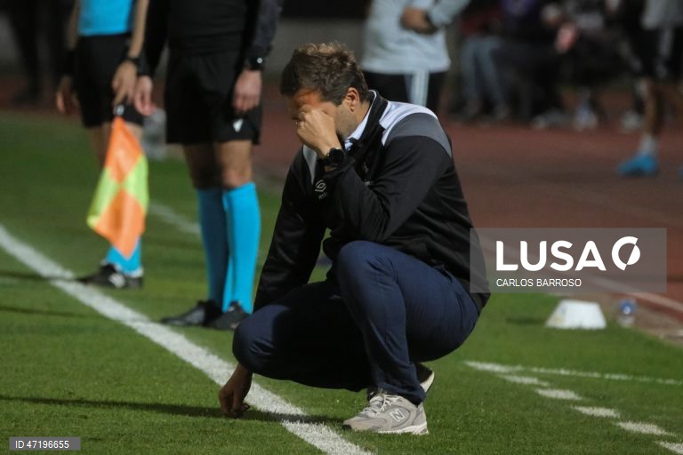 O treinador do Torreense, Luís Tralhão, mostra o seu descontentamento após a vitória do Casa Pia no final do jogo do Play-off de acesso à I Liga de futebol, disputado no Estádio Municipal de Rio Maior, 28 de maio de 2026. CARLOS BARROSO/LUSA