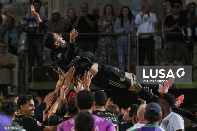 Os jogadores do Casa Pia festejam a permanência na I Liga de futebol após a vitória contra o Torreense no final do jogo do Play-off disputado no Estádio Municipal de Rio Maior, 28 de maio de 2026. CARLOS BARROSO/LUSA