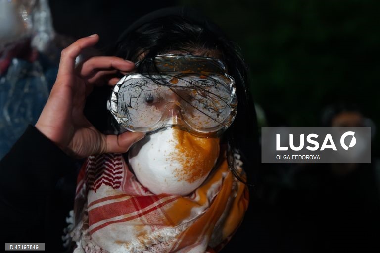 EUA: Protestos contra o ICE durante uma greve de fome de detidos num centro de detenção em Nova Jérsia