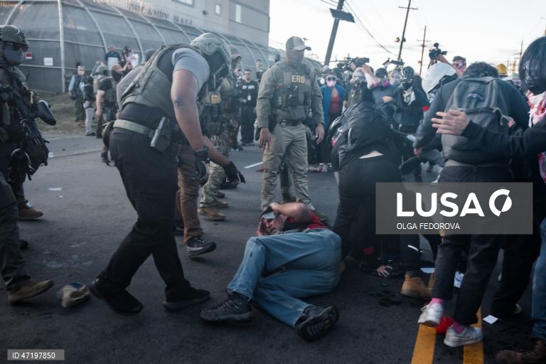EUA: Protestos contra o ICE durante uma greve de fome de detidos num centro de detenção em Nova Jérsia