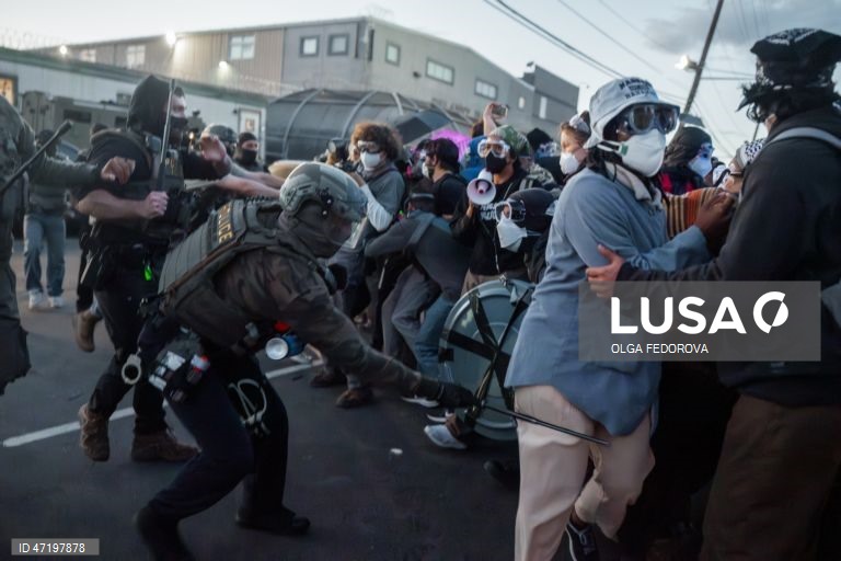 EUA: Protestos contra o ICE durante uma greve de fome de detidos num centro de detenção em Nova Jérsia