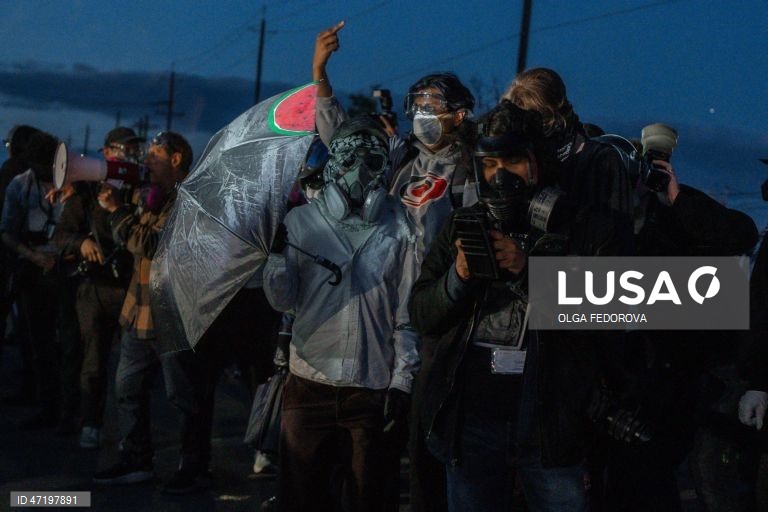 EUA: Protestos contra o ICE durante uma greve de fome de detidos num centro de detenção em Nova Jérsia