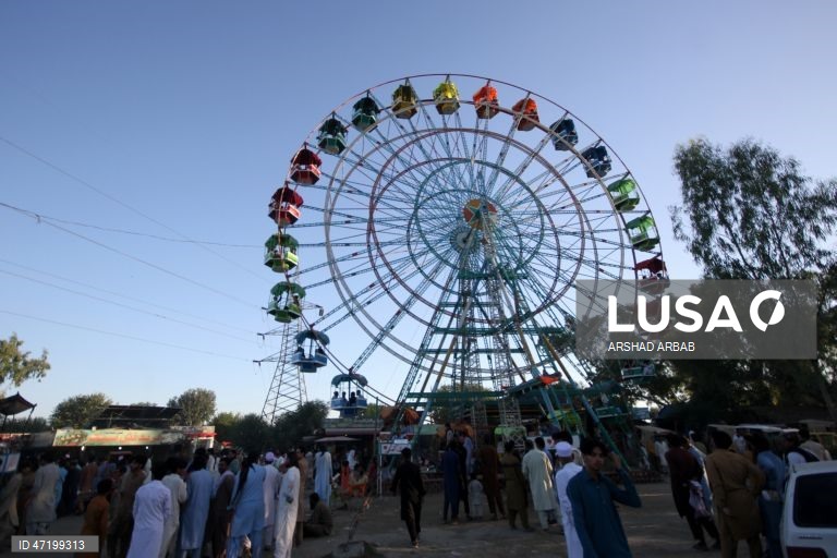 Paquistaneses celebram o Eid al-Adha em Carachi