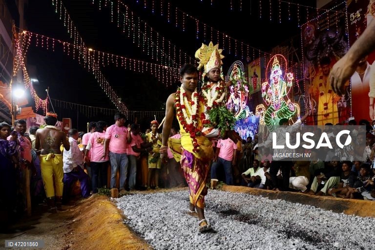 Devotos participam num ritual de caminhada sobre brasas em homenagem a Adi-Para Shakti, em Bangalore.
