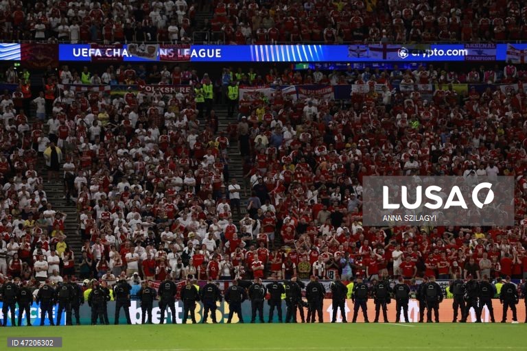 O Paris Saint-Germain conquistou a Liga dos Campeões de futebol pela segunda vez consecutiva, ao vencer na final o Arsenal, por 4-3 nos penáltis, após o empate 1-1 no tempo regulamentar e no prolongamento, em Budapeste.O alemão Kai Havertz, aos seis minutos, deu vantagem aos londrinos, Ousmane Dembélé empatou para os parisienses, aos 65, na conversão de uma grande penalidade, com a igualdade a perdurar nos 90 minutos e no prolongamento.Nas grandes penalidades, Eze e Gabriel não conseguiram...