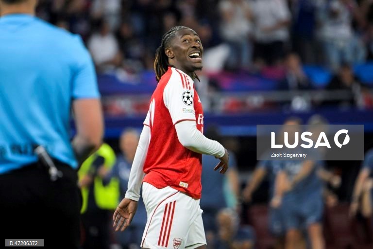 O Paris Saint-Germain conquistou a Liga dos Campeões de futebol pela segunda vez consecutiva, ao vencer na final o Arsenal, por 4-3 nos penáltis, após o empate 1-1 no tempo regulamentar e no prolongamento, em Budapeste.O alemão Kai Havertz, aos seis minutos, deu vantagem aos londrinos, Ousmane Dembélé empatou para os parisienses, aos 65, na conversão de uma grande penalidade, com a igualdade a perdurar nos 90 minutos e no prolongamento.Nas grandes penalidades, Eze e Gabriel não conseguiram...