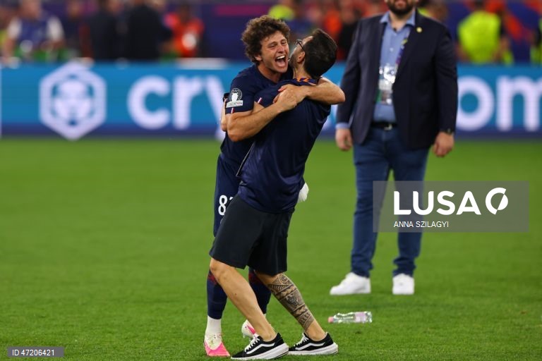 O Paris Saint-Germain conquistou a Liga dos Campeões de futebol pela segunda vez consecutiva, ao vencer na final o Arsenal, por 4-3 nos penáltis, após o empate 1-1 no tempo regulamentar e no prolongamento, em Budapeste.O alemão Kai Havertz, aos seis minutos, deu vantagem aos londrinos, Ousmane Dembélé empatou para os parisienses, aos 65, na conversão de uma grande penalidade, com a igualdade a perdurar nos 90 minutos e no prolongamento.Nas grandes penalidades, Eze e Gabriel não conseguiram...