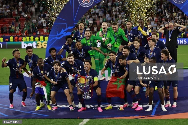 O Paris Saint-Germain conquistou a Liga dos Campeões de futebol pela segunda vez consecutiva, ao vencer na final o Arsenal, por 4-3 nos penáltis, após o empate 1-1 no tempo regulamentar e no prolongamento, em Budapeste.O alemão Kai Havertz, aos seis minutos, deu vantagem aos londrinos, Ousmane Dembélé empatou para os parisienses, aos 65, na conversão de uma grande penalidade, com a igualdade a perdurar nos 90 minutos e no prolongamento.Nas grandes penalidades, Eze e Gabriel não conseguiram...