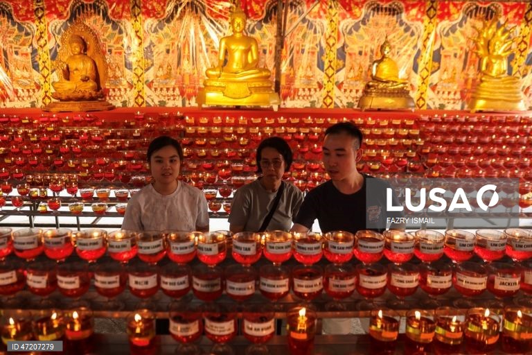 Os budistas celebram o Dia de Vesak para assinalar a data do nascimento, da iluminação e do falecimento de Gautama Buda (Siddhartha Gautama). 