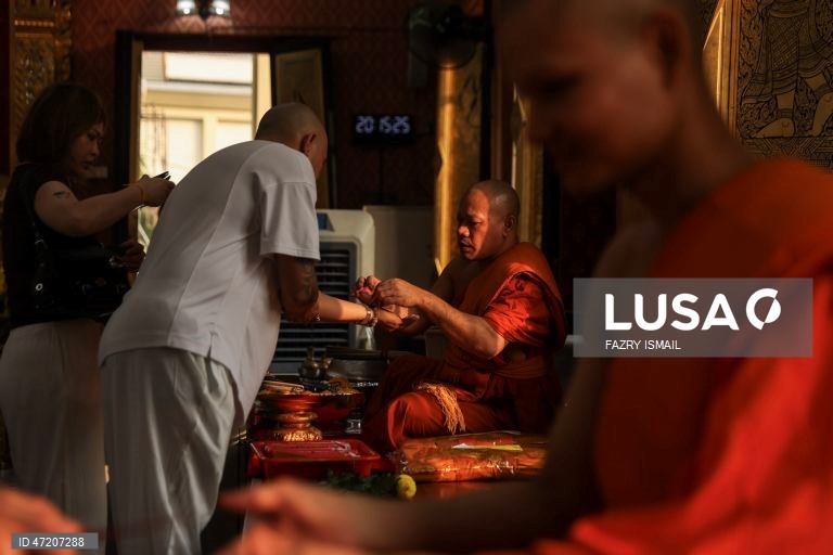 Os budistas celebram o Dia de Vesak para assinalar a data do nascimento, da iluminação e do falecimento de Gautama Buda (Siddhartha Gautama). 