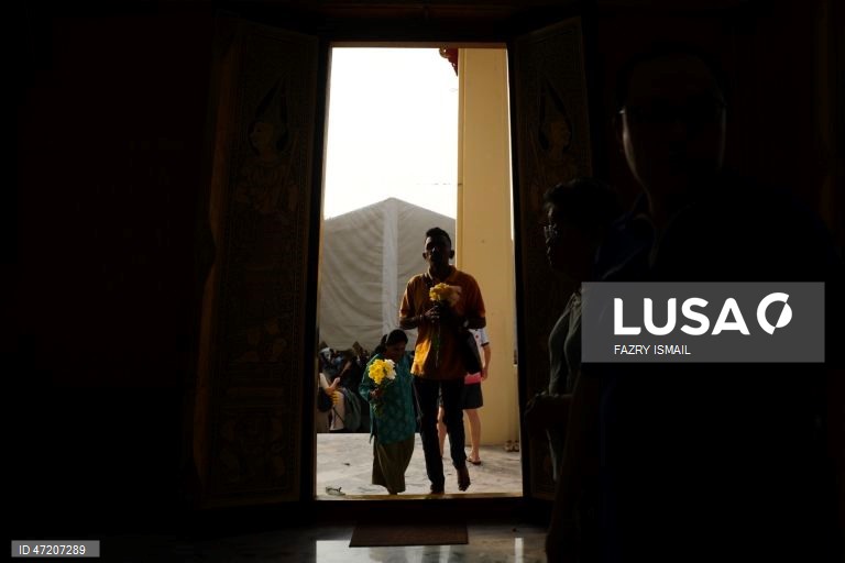 Os budistas celebram o Dia de Vesak para assinalar a data do nascimento, da iluminação e do falecimento de Gautama Buda (Siddhartha Gautama). 