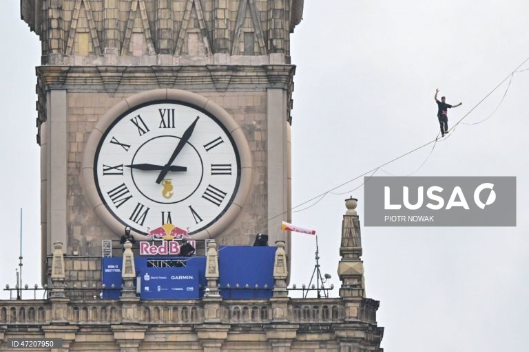 O slackliner estónio Jaan Roose caminha numa corda com 2 cm de largura a 180 metros acima do solo, entre o Palácio da Cultura e da Ciência e a Torre Varso, os dois edifícios mais altos de Varsóvia.