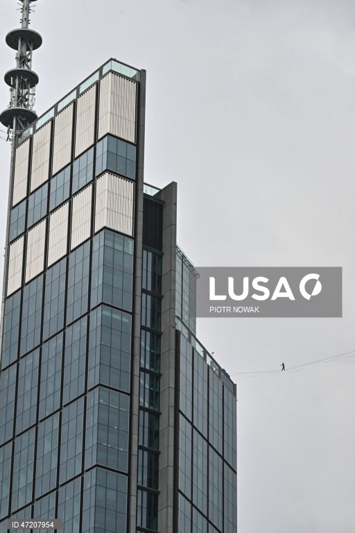 O slackliner estónio Jaan Roose caminha numa corda com 2 cm de largura a 180 metros acima do solo, entre o Palácio da Cultura e da Ciência e a Torre Varso, os dois edifícios mais altos de Varsóvia.