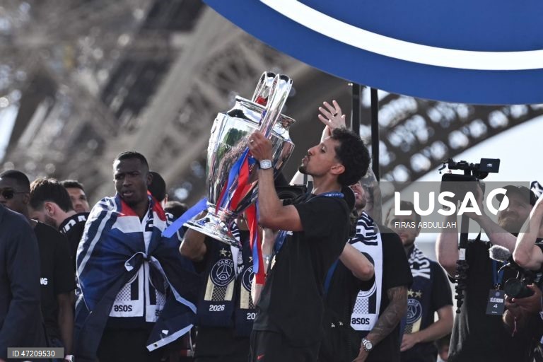 França: Jogadores e adeptos do PSG comemoram a conquista do título da Liga dos Campeões da UEFA, em Paris