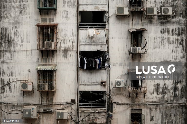 O Governo de Macau anunciou a demolição de todos os blocos do Complexo Habitacional de Iao Hon, na Zona Norte da península de Macau, China. As autoridades de Macau avançaram com um plano de demolição do bairro de Iao Hon, um dos locais mais densamente povoados do mundo, mas o projeto enfrenta muros intransponíveis e os residentes não acreditam que a reabilitação avance. 