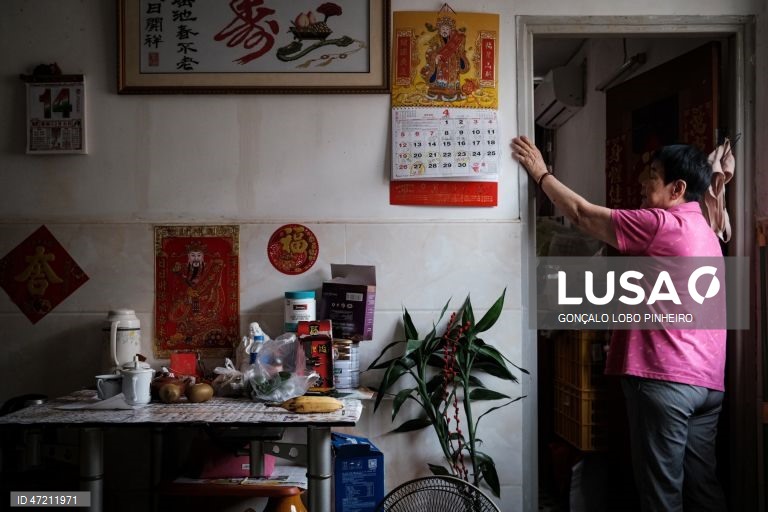 O Governo de Macau anunciou a demolição de todos os blocos do Complexo Habitacional de Iao Hon, na Zona Norte da península de Macau, China. As autoridades de Macau avançaram com um plano de demolição do bairro de Iao Hon, um dos locais mais densamente povoados do mundo, mas o projeto enfrenta muros intransponíveis e os residentes não acreditam que a reabilitação avance. 