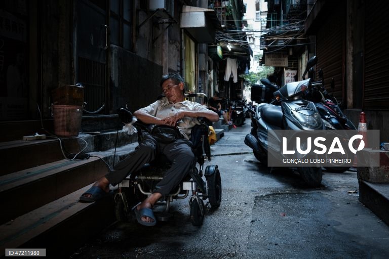 O Governo de Macau anunciou a demolição de todos os blocos do Complexo Habitacional de Iao Hon, na Zona Norte da península de Macau, China. As autoridades de Macau avançaram com um plano de demolição do bairro de Iao Hon, um dos locais mais densamente povoados do mundo, mas o projeto enfrenta muros intransponíveis e os residentes não acreditam que a reabilitação avance. 
