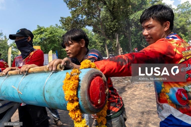 Tailândia: O Bun Bang Fai (Festival dos Foguetes) é uma antiga cerimónia de acumulação de méritos para prestar homenagem a Phaya Thaen, o deus da chuva, e para rezar por chuvas sazonais oportunas antes do início da época de plantação do arroz