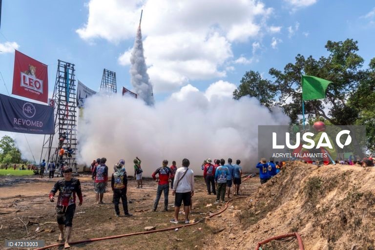 Tailândia: O Bun Bang Fai (Festival dos Foguetes) é uma antiga cerimónia de acumulação de méritos para prestar homenagem a Phaya Thaen, o deus da chuva, e para rezar por chuvas sazonais oportunas antes do início da época de plantação do arroz
