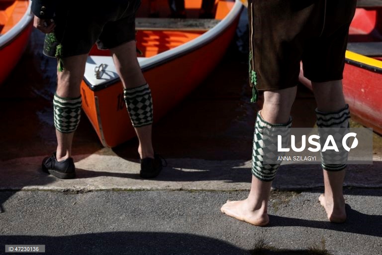 Procissão anual de Corpus Christi no Lago Staffelsee, perto de Seehausen, na Alemanha. Desde 1935, a festa religiosa é celebrada com uma das poucas procissões lacustres da Alemanha, organizada pela paróquia local de São Miguel.  