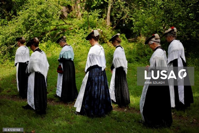 Procissão anual de Corpus Christi no Lago Staffelsee, perto de Seehausen, na Alemanha. Desde 1935, a festa religiosa é celebrada com uma das poucas procissões lacustres da Alemanha, organizada pela paróquia local de São Miguel.  