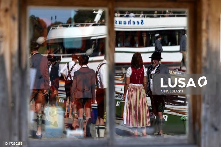 Procissão anual de Corpus Christi no Lago Staffelsee, perto de Seehausen, na Alemanha. Desde 1935, a festa religiosa é celebrada com uma das poucas procissões lacustres da Alemanha, organizada pela paróquia local de São Miguel.  