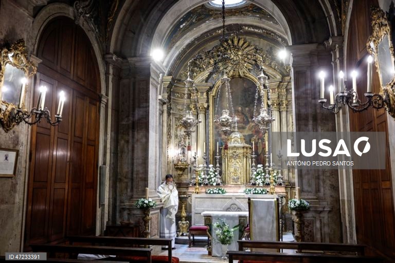 Fiéis católicos participam na procissão Eucarística do Corpo de Deus, em Lisboa, 04 de junho de 2026. Presidida pelo Patriarca de Lisboa, D. Rui Valério, esta procissão é uma das mais antigas e importantes tradições religiosas da cidade, ocorrendo na quinta-feira da Solenidade do Santíssimo Corpo e Sangue de Cristo. ANTÓNIO PEDRO SANTOS/LUSA
