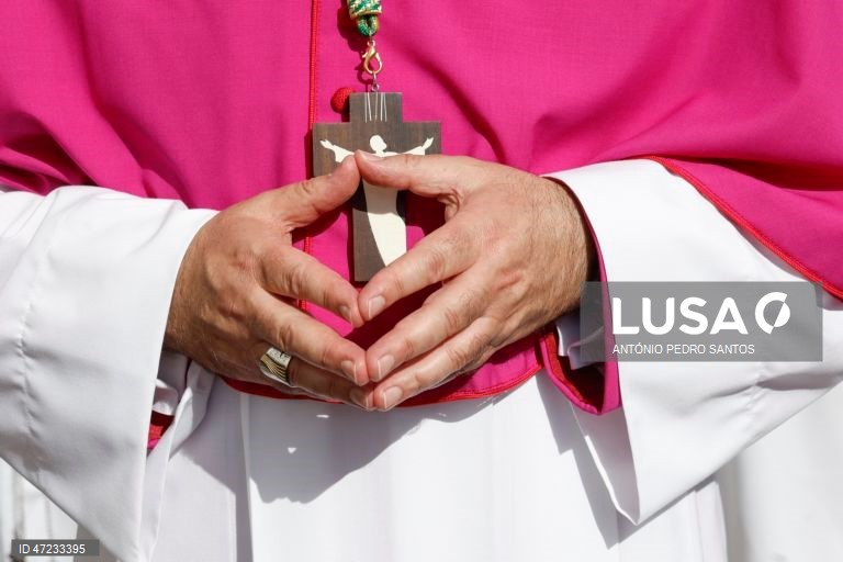Fiéis católicos participam na procissão Eucarística do Corpo de Deus, em Lisboa, 04 de junho de 2026. Presidida pelo Patriarca de Lisboa, D. Rui Valério, esta procissão é uma das mais antigas e importantes tradições religiosas da cidade, ocorrendo na quinta-feira da Solenidade do Santíssimo Corpo e Sangue de Cristo. ANTÓNIO PEDRO SANTOS/LUSA