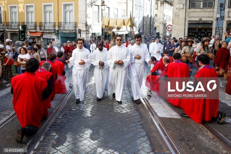 Fiéis católicos participam na procissão Eucarística do Corpo de Deus, em Lisboa, 04 de junho de 2026. Presidida pelo Patriarca de Lisboa, D. Rui Valério, esta procissão é uma das mais antigas e importantes tradições religiosas da cidade, ocorrendo na quinta-feira da Solenidade do Santíssimo Corpo e Sangue de Cristo. ANTÓNIO PEDRO SANTOS/LUSA