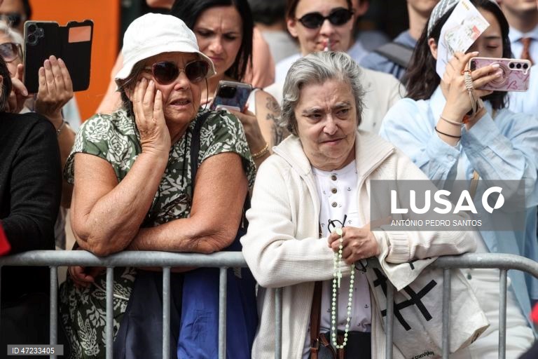 Fiéis católicos participam na procissão Eucarística do Corpo de Deus, em Lisboa, 04 de junho de 2026. Presidida pelo Patriarca de Lisboa, D. Rui Valério, esta procissão é uma das mais antigas e importantes tradições religiosas da cidade, ocorrendo na quinta-feira da Solenidade do Santíssimo Corpo e Sangue de Cristo. ANTÓNIO PEDRO SANTOS/LUSA