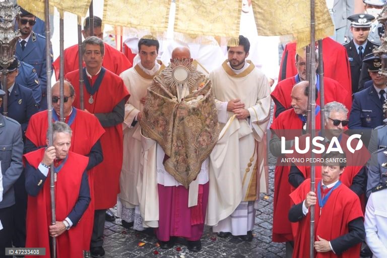 O Patriarca de Lisboa, D. Rui Valério (C), preside à procissão Eucarística do Corpo de Deus, em Lisboa, 04 de junho de 2026. Esta procissão é uma das mais antigas e importantes tradições religiosas da cidade, ocorrendo na quinta-feira da Solenidade do Santíssimo Corpo e Sangue de Cristo. ANTÓNIO PEDRO SANTOS/LUSA