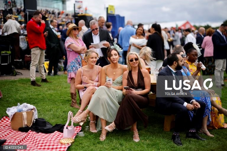Corridas de cavalos no Derby de Epsom 2026 - Dia das Mulheres