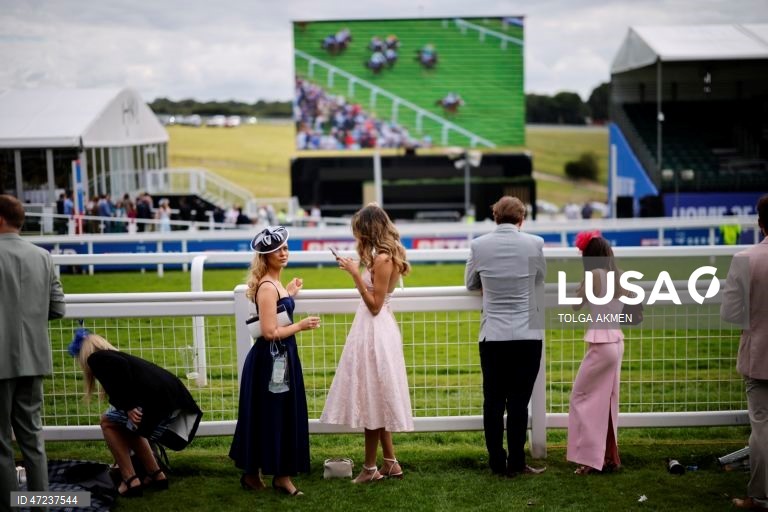 Corridas de cavalos no Derby de Epsom 2026 - Dia das Mulheres