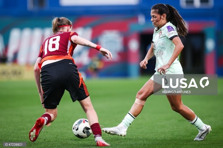 A seleção portuguesa feminina de futebol venceu hoje a Letónia por 5-0, no Estoril, para somar o quinto triunfo em cinco jogos e reforçar a liderança do Grupo B3 de apuramento para o Mundial de 2027.