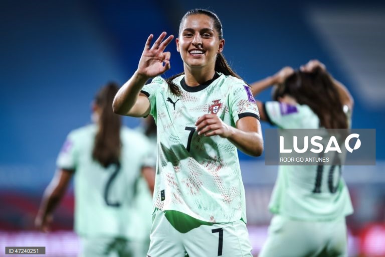 A seleção portuguesa feminina de futebol venceu hoje a Letónia por 5-0, no Estoril, para somar o quinto triunfo em cinco jogos e reforçar a liderança do Grupo B3 de apuramento para o Mundial de 2027.