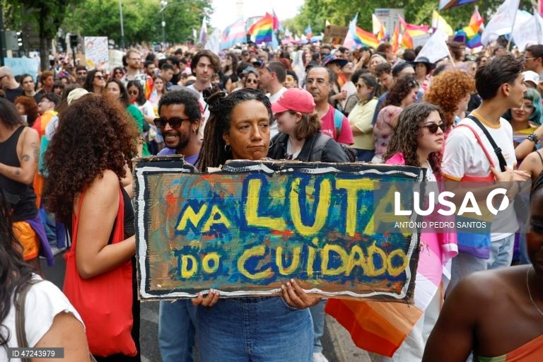 Manifestantes desfilam durante a 27.ª Marcha do Orgulho LGBTI+, sob o tema "Nem Silêncio, Nem Medo: Existimos e Resistimos", com a participação de 17 associações e coletivos com intervenção política na área LGBTI+ (Lésbicas, Gays, Bissexuais, Transgéneros, Queer e Intersexo), em Lisboa, 06 de junho de 2026. ANTÓNIO PEDRO SANTOS/LUSA