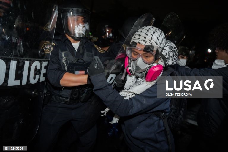 Protestos no exterior do Centro de Detenção Delaney Halem.