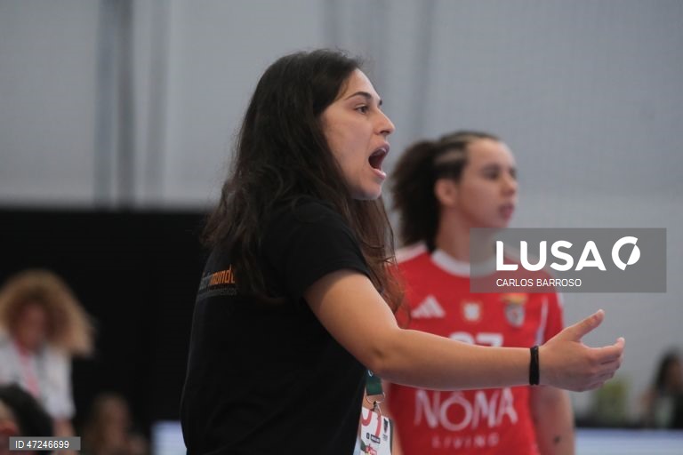 A treinadora do CJ Almeida Garrett Helena Soares, durante o jogo de andebol frente ao Benfica da final da Taça de Portugal Feminina de andebol, no Pavilhão Multiusos de Alcobaça, 07 de junho de 2026. CARLOS BARROSO/LUSA