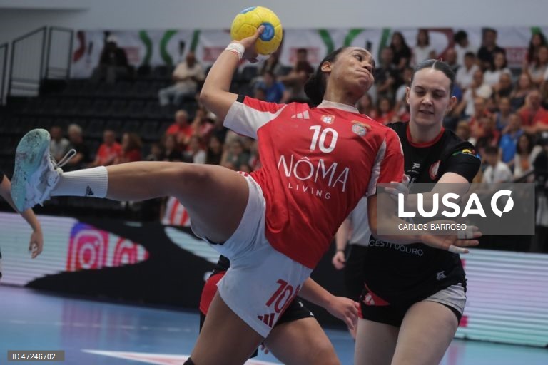 Nádia Rodrigues (D) em ação durante o jogo frente  ao CJ Almeida Garrett na final da Taça de Portugal Feminina de andebol, no Pavilhão Multiusos de Alcobaça, 07 de junho de 2026. CARLOS BARROSO/LUSA