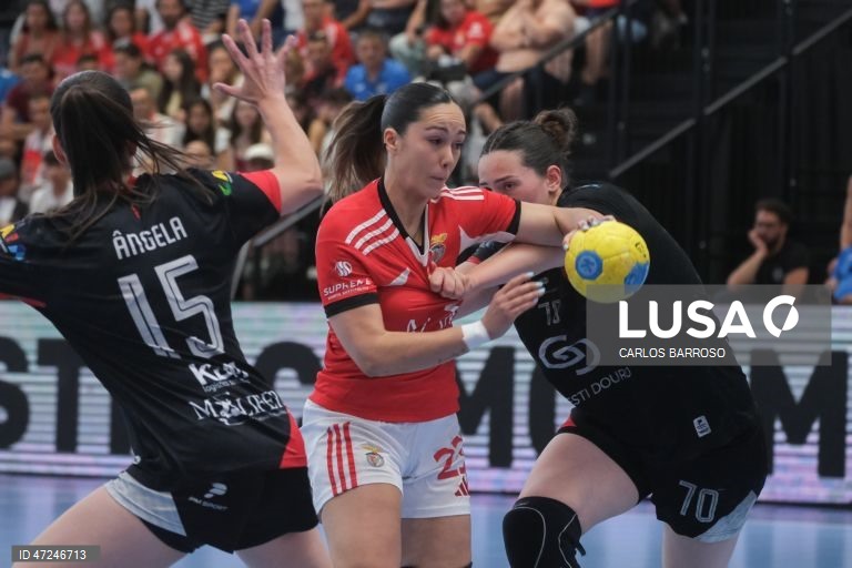 Ângela Pessoa (E) e Mariana Oliveira (D) do CJ Almeida Garrett e Patrícia Rodrigues (C) do Benfica durante o jogo da final da Taça de Portugal Feminina de andebol, no Pavilhão Multiusos de Alcobaça, 07 de junho de 2026. CARLOS BARROSO/LUSA