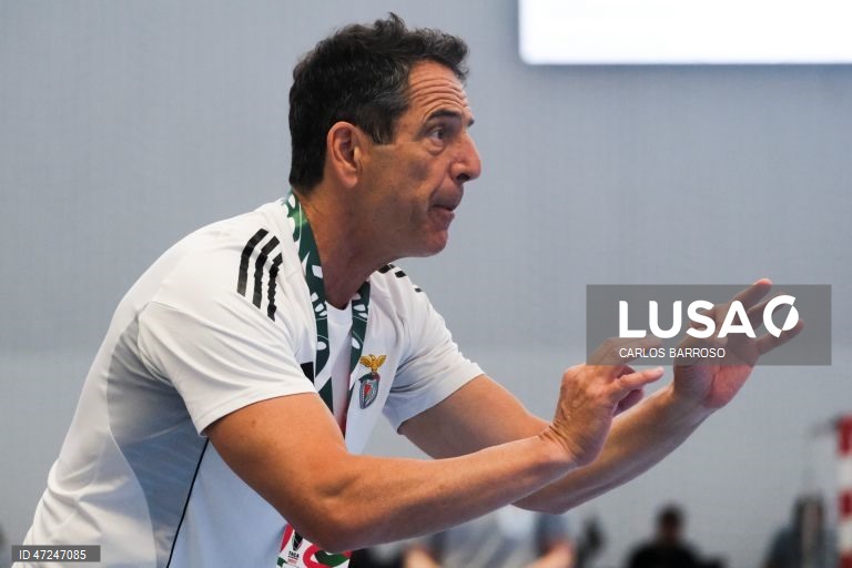 O treinador do Benfica Luís Monteiro, durante o jogo de andebol frente ao CJ Almeida Garrett da final da Taça de Portugal Feminina de andebol, no Pavilhão Multiusos de Alcobaça, 07 de junho de 2026. CARLOS BARROSO/LUSA